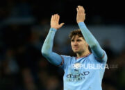 John Stones mengenakan seragam Inter Milan setelah resmi bergabung dengan status bebas transfer