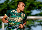 Rachmat Irianto saat sesi latihan bersama skuad Persebaya Surabaya untuk persiapan musim 2026/2027.