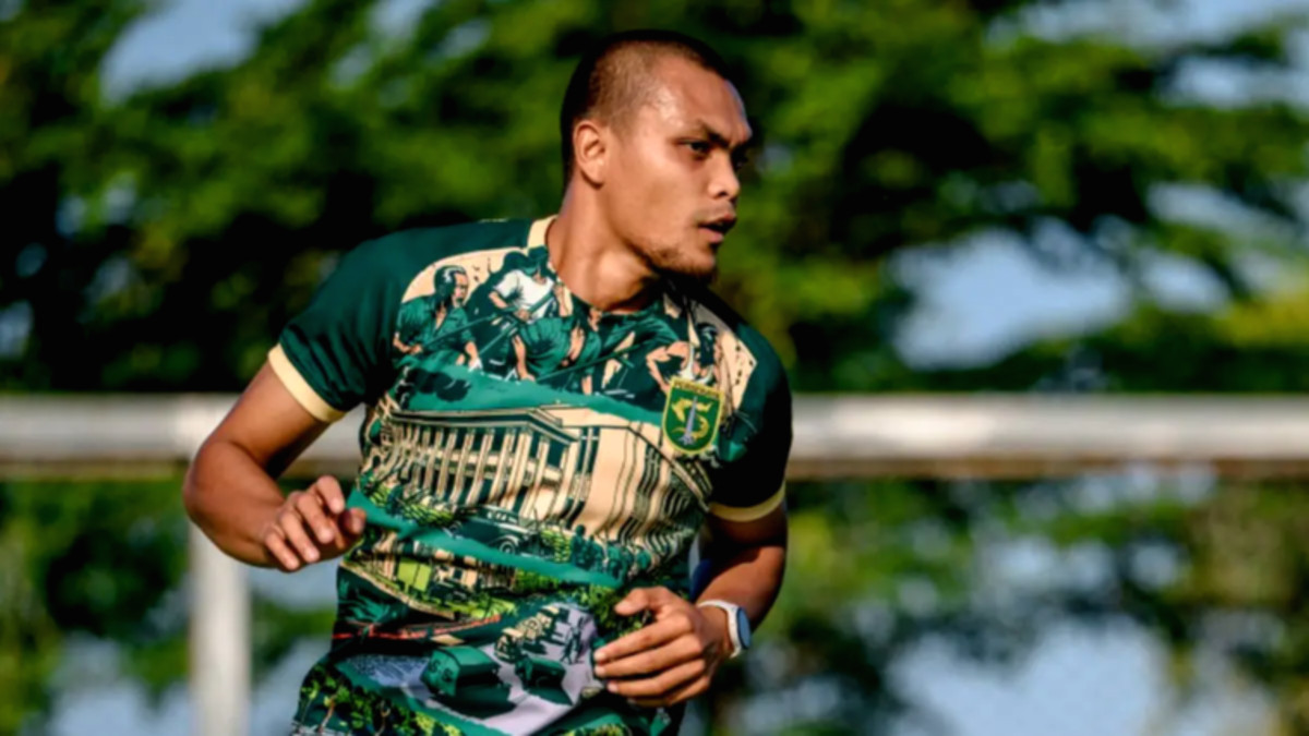 Rachmat Irianto saat sesi latihan bersama skuad Persebaya Surabaya untuk persiapan musim 2026/2027.