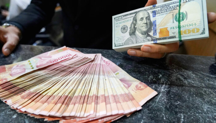 Rupiah Diproyeksi Melemah Tertekan Lonjakan Harga Minyak Dunia