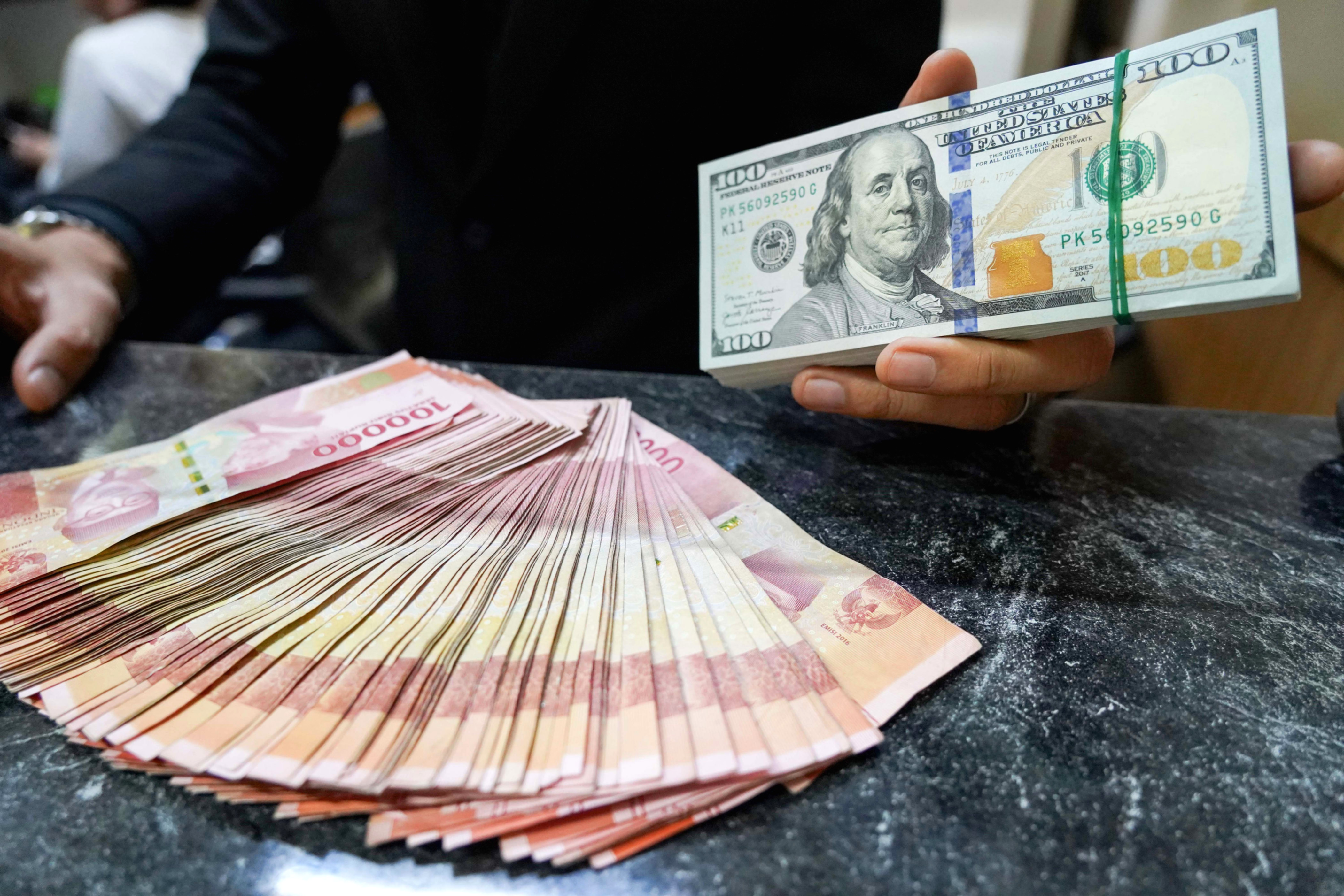 Tampilan layar grafik pergerakan nilai tukar rupiah terhadap dolar Amerika Serikat di pasar keuangan