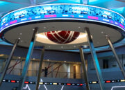 Suasana layar monitor perdagangan saham di Bursa Efek Indonesia dengan grafik pergerakan IHSG yang menguat