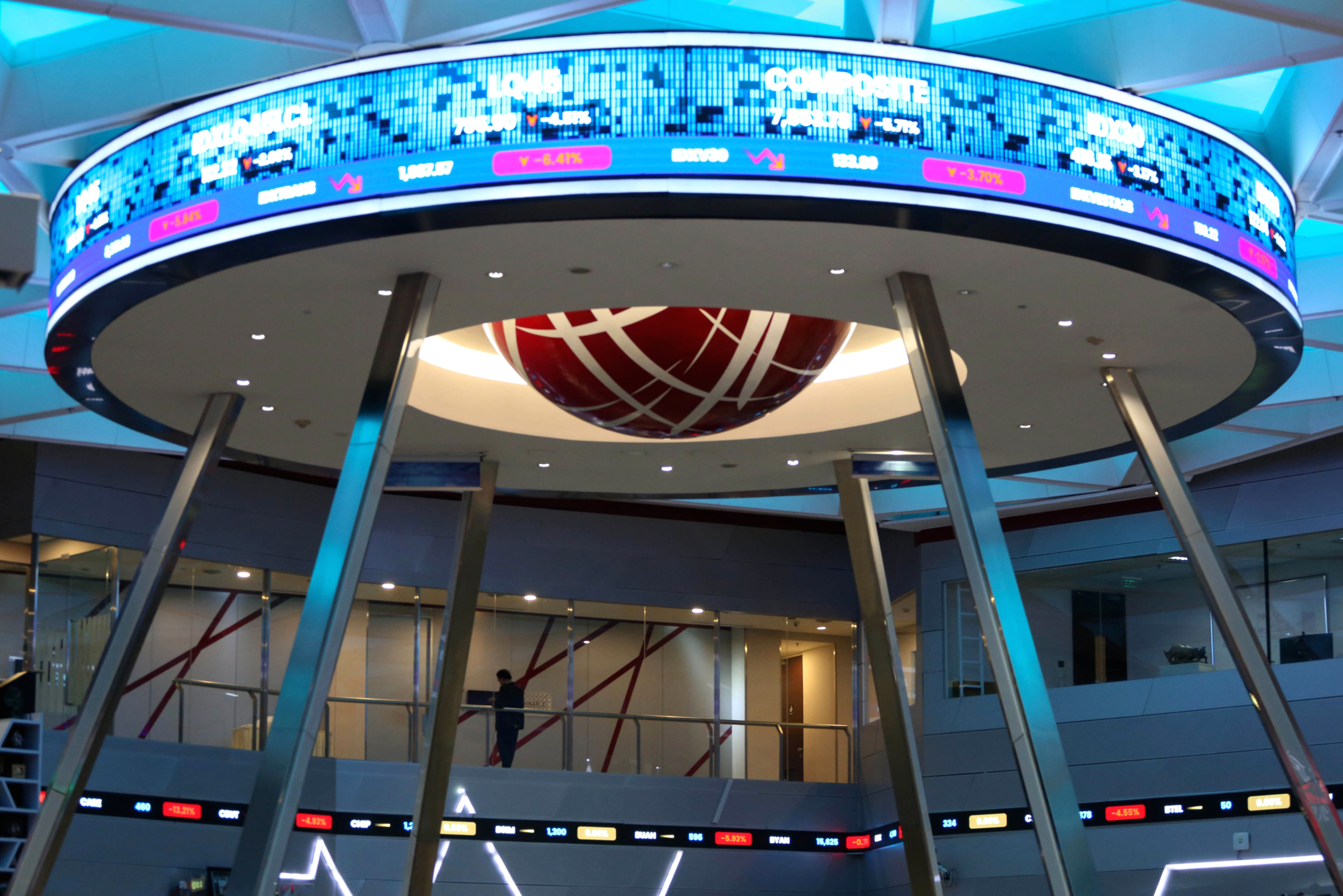 Suasana layar monitor perdagangan saham di Bursa Efek Indonesia dengan grafik pergerakan IHSG yang menguat