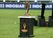 Trofi Piala Presiden dengan latar belakang lapangan sepak bola saat pengumuman jadwal turnamen edisi 2026.