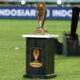 Trofi Piala Presiden dengan latar belakang lapangan sepak bola saat pengumuman jadwal turnamen edisi 2026.