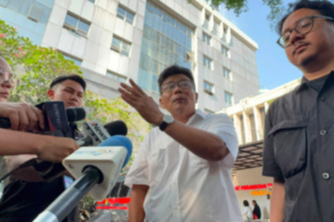 Pengacara Handika Honggowongso memberikan keterangan pers terkait kasus korupsi ASABRI di Gedung Bundar Kejagung.