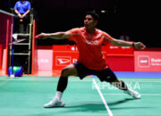 Moh Zaki Ubaidillah melakukan pukulan saat bertanding di Japan Open 2026
