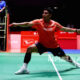 Moh Zaki Ubaidillah melakukan pukulan saat bertanding di Japan Open 2026