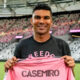 Casemiro mengenakan jersey Inter Miami saat sesi perkenalan resmi setelah bergabung dengan status bebas transfer.
