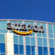 Logo Amazon terpampang di gedung kantor perusahaan di Seattle