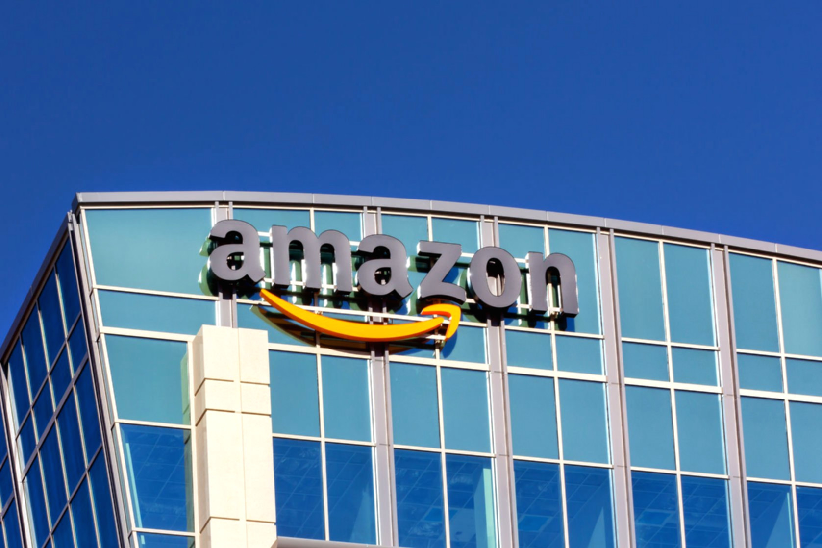 Logo Amazon terpampang di gedung kantor perusahaan di Seattle