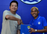 Ikhwan Ali Tanamal saat memperkuat Persib Bandung melawan Arema FC di Stadion Si Jalak Harupat