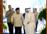 Presiden Prabowo Subianto menandatangani buku duka cita atas wafatnya Sheikh Hamad di Kedutaan Besar Qatar, Jakarta.