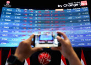 Grafik pergerakan Indeks Harga Saham Gabungan di layar monitor bursa saham