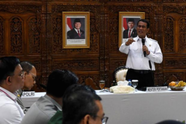 Menteri Pertanian Andi Amran Sulaiman saat memberikan keterangan terkait dugaan mafia beras nasional.
