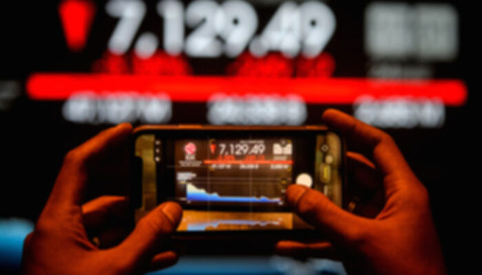 IHSG Terkoreksi Tipis, Rupiah Melemah ke Level Rp17.984 per Dolar AS