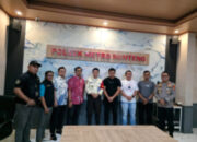 Petugas keamanan dan pengemudi Alphard bersalaman usai mediasi di Polsek Menteng
