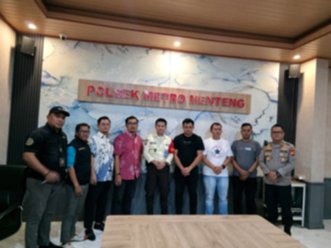 Petugas keamanan dan pengemudi Alphard bersalaman usai mediasi di Polsek Menteng