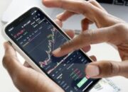 Papan layar elektronik yang menampilkan pergerakan harga saham di Bursa Efek Indonesia