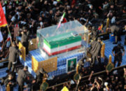 Massa Padati Jalanan Sambut Kedatangan Jenazah Khamenei di Irak