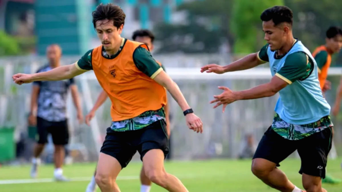 Francisco Rivera saat berlatih bersama skuad Persebaya Surabaya untuk persiapan musim 2026-2027.