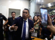 Hotman Paris memberikan keterangan pers terkait pemeriksaan Febrie Adriansyah di Gedung Bundar Jampidsus Jakarta