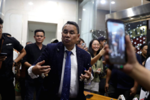 Hotman Paris memberikan keterangan pers terkait pemeriksaan Febrie Adriansyah di Gedung Bundar Jampidsus Jakarta