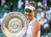 Linda Noskova mengangkat trofi juara setelah memenangkan final Wimbledon 2026