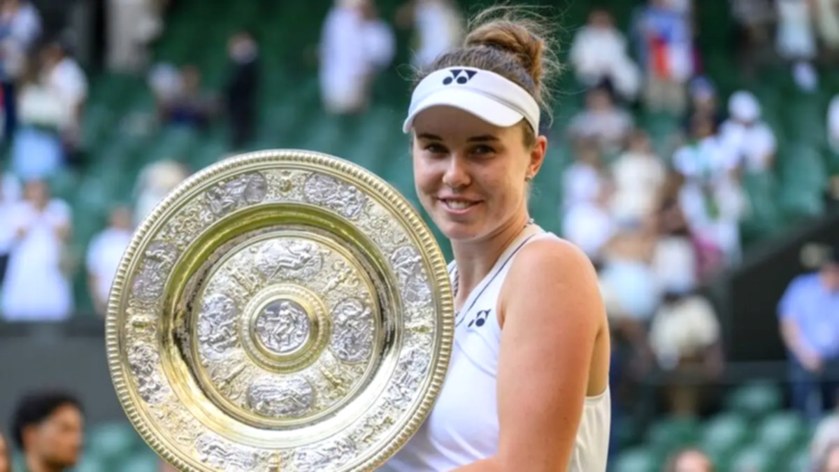 Linda Noskova mengangkat trofi juara setelah memenangkan final Wimbledon 2026