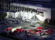 Tim penyelamat melakukan evakuasi di reruntuhan pusat perbelanjaan Aeon pascagempa di Kumamoto, Jepang.