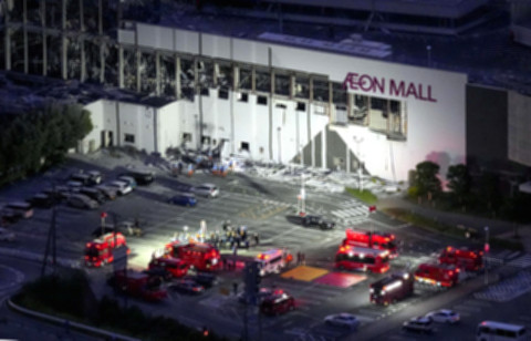 Tim penyelamat melakukan evakuasi di reruntuhan pusat perbelanjaan Aeon pascagempa di Kumamoto, Jepang.