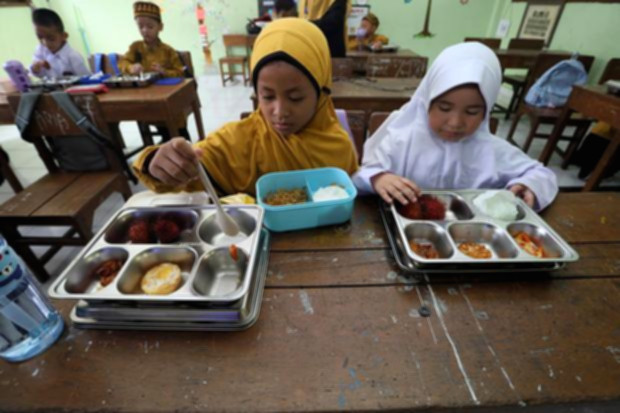 Menteri Keuangan Purbaya Yudhi Sadewa memberikan keterangan pers terkait pemisahan anggaran Makan Bergizi Gratis