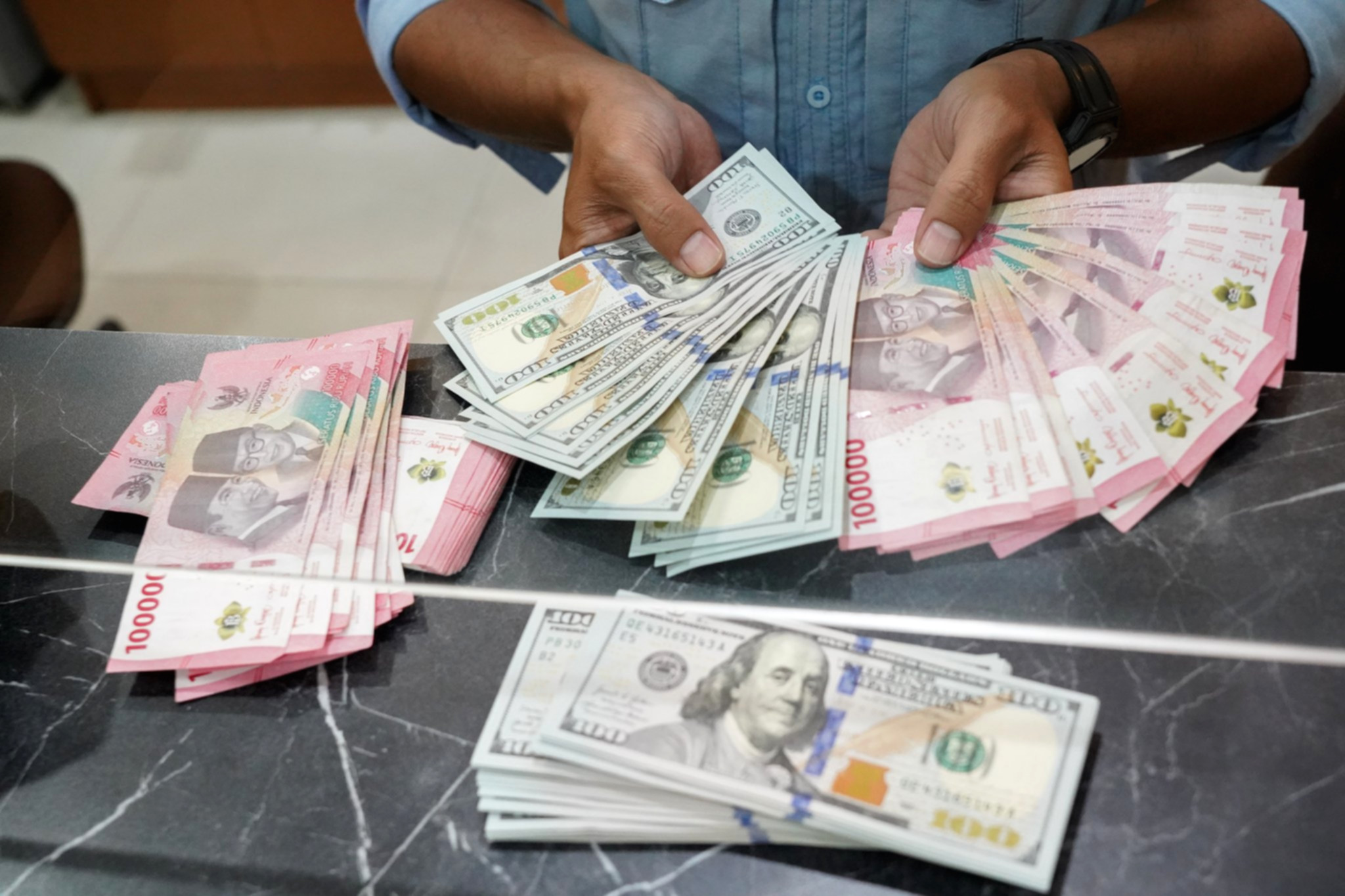 Grafik pergerakan nilai tukar rupiah terhadap dolar AS di layar monitor perdagangan keuangan