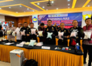 Seorang pria berbaju tahanan dihadirkan dalam konferensi pers pengungkapan kasus penyelundupan narkoba oleh Bareskrim Polri.