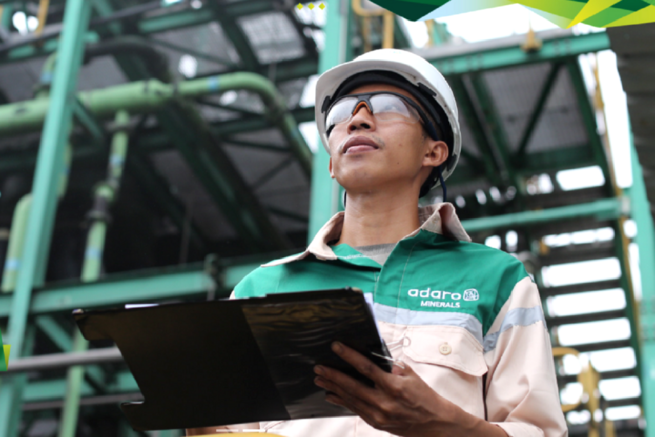 Pekerja di fasilitas smelter aluminium milik PT Kalimantan Aluminium Industry sedang memproses produksi logam primer.
