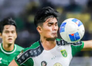 Pelatih Bernardo Tavares memantau sesi latihan skuad utama Persebaya Surabaya di lapangan.