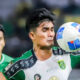 Pelatih Bernardo Tavares memantau sesi latihan skuad utama Persebaya Surabaya di lapangan.