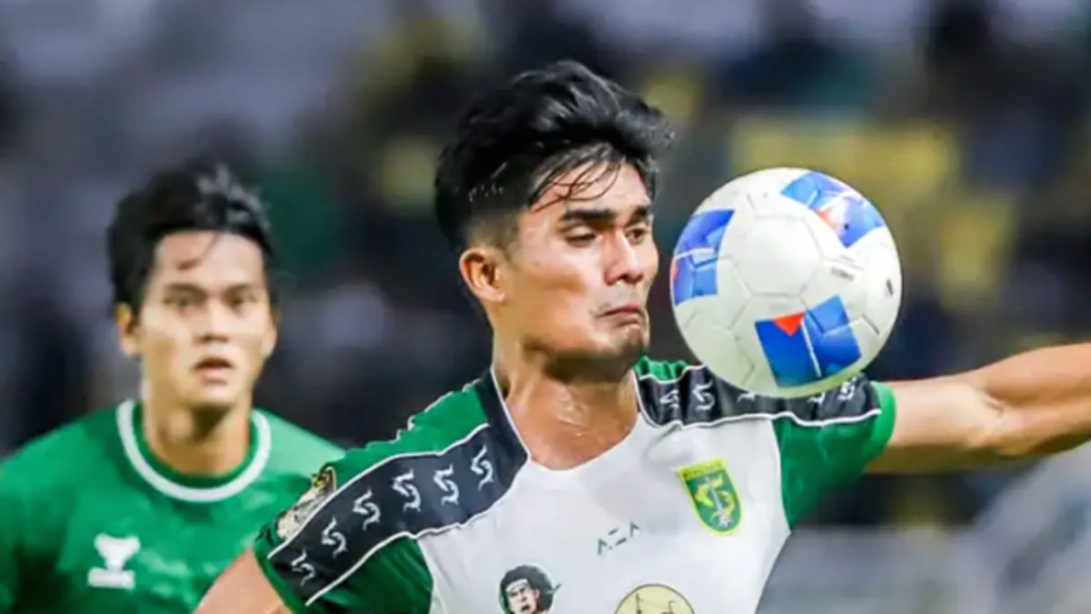 Pelatih Bernardo Tavares memantau sesi latihan skuad utama Persebaya Surabaya di lapangan.