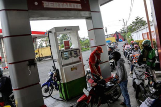 SPBU Pertamina yang ramai dikunjungi pengendara untuk mengisi bahan bakar minyak