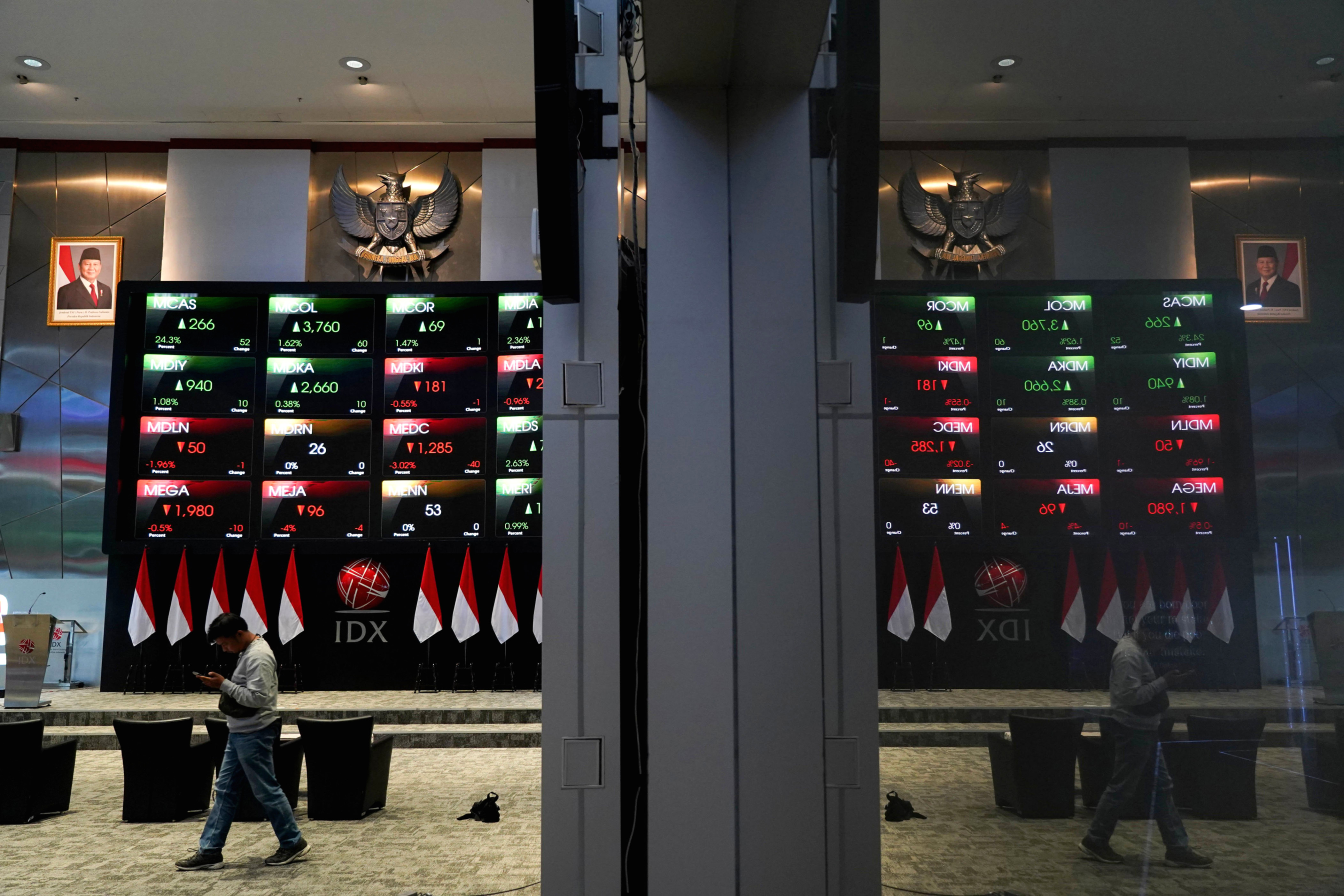Grafik pergerakan Indeks Harga Saham Gabungan (IHSG) di layar monitor bursa efek