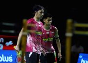 Pasangan ganda putra Indonesia Sabar Karyaman Gutama dan Moh Reza Pahlevi Isfahani di lapangan bulu tangkis.