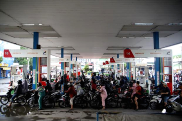 Antrean panjang kendaraan di SPBU di wilayah Sumatera untuk mengisi BBM bersubsidi