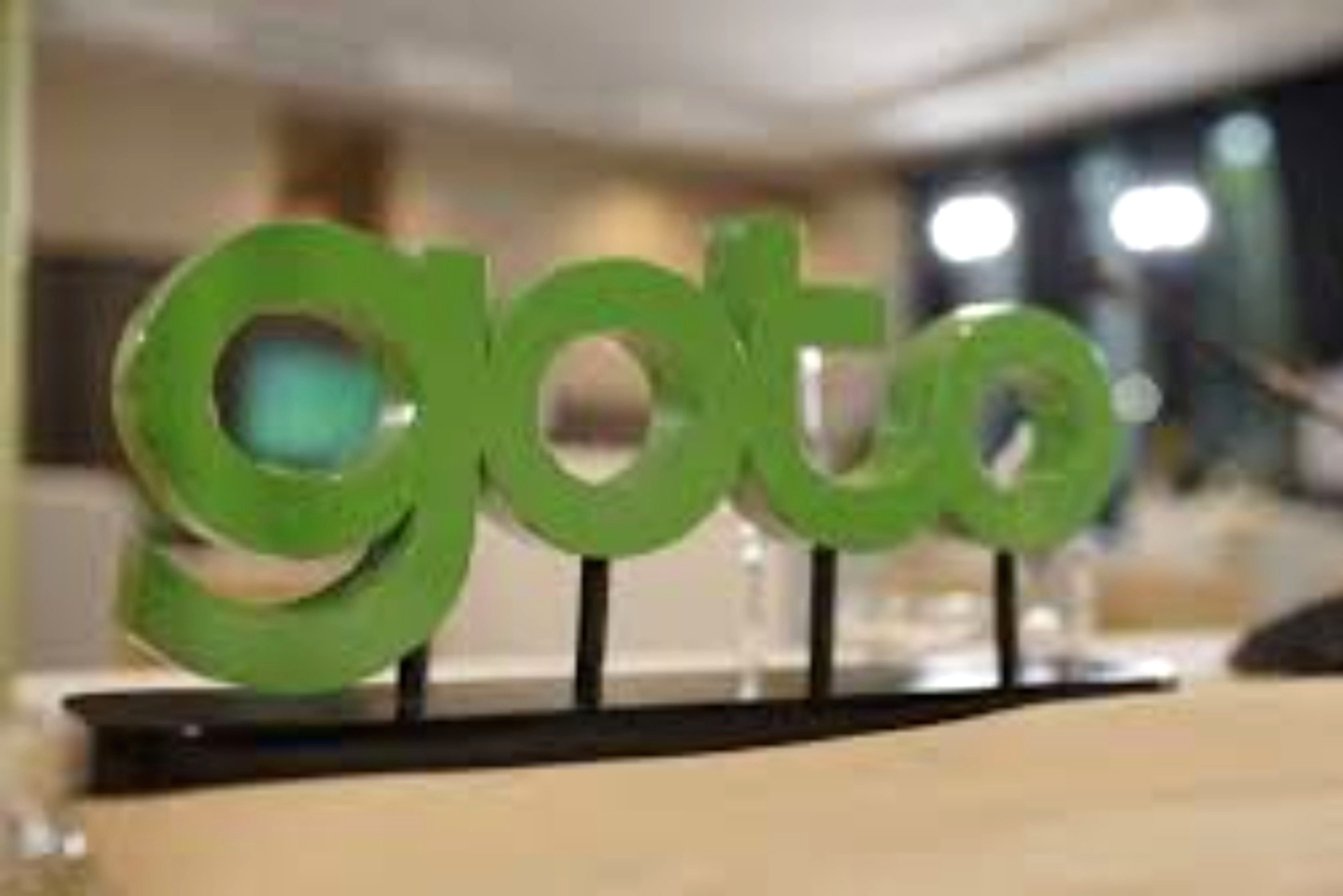 Layar monitor menampilkan grafik pergerakan harga saham PT GoTo Gojek Tokopedia Tbk di Bursa Efek Indonesia