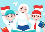 Siswa baru berbaris rapi mengikuti upacara penutupan MPLS di lapangan sekolah