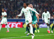 Michael Olise saat bertanding di lapangan dengan seragam Bayern Muenchen