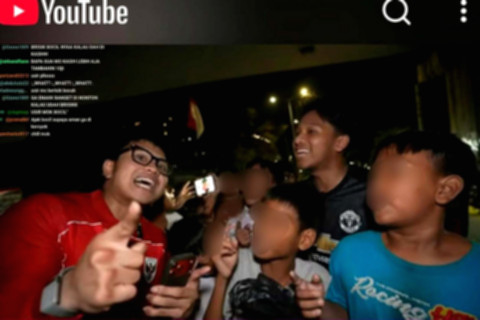 YouTuber Muhammad Jannah alias Bigmo saat menjalani pemeriksaan terkait dugaan eksploitasi anak dalam promosi vape.