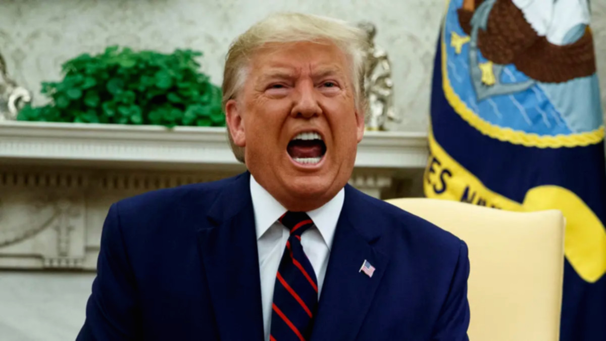Donald Trump saat memberikan pernyataan resmi terkait kebijakan luar negeri Amerika Serikat.