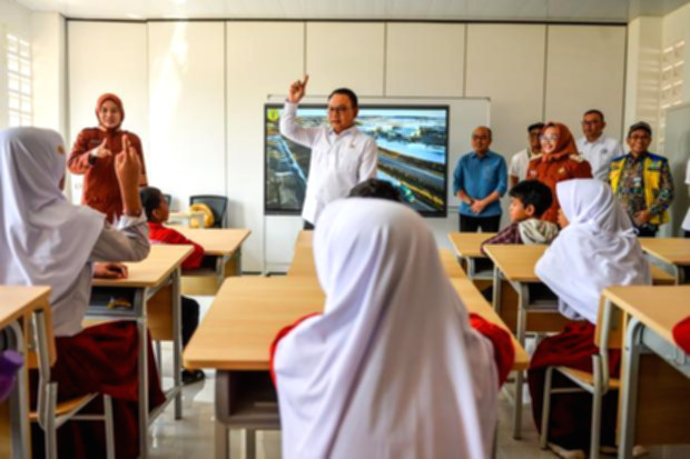 Sekretaris Kabinet Teddy Indra Wijaya saat memberikan keterangan terkait program Sekolah Rakyat di Indonesia