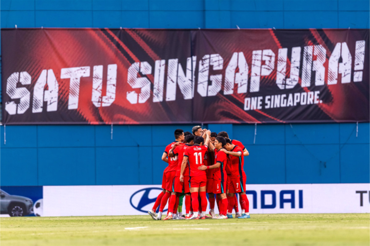 Pemain Timnas Indonesia saat berlatih di lapangan hijau untuk persiapan laga melawan Singapura di Piala AFF 2026.