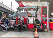 Stasiun pengisian bahan bakar umum Pertamina melayani pelanggan yang mengisi BBM jenis Pertamax